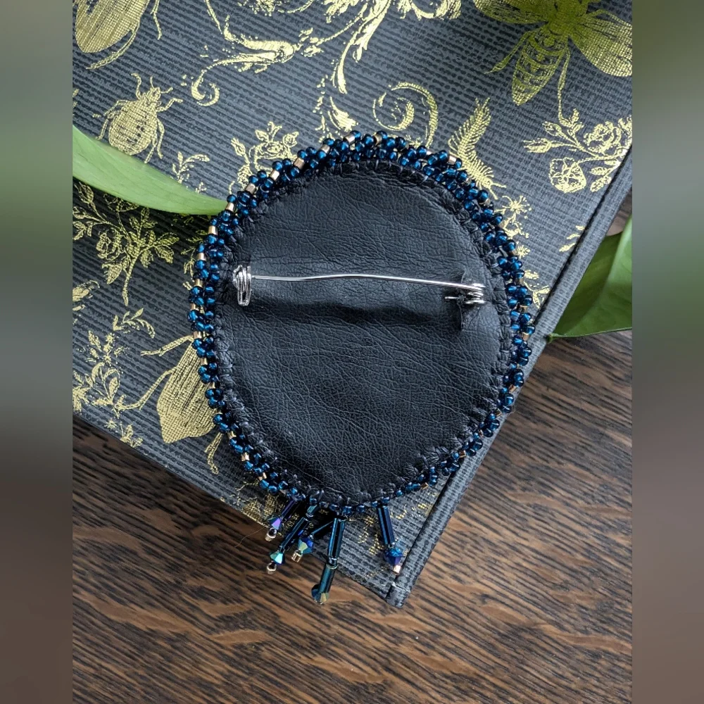 Beautiful Handmade Beaded Cameo Brooch - Picture 4 of 5